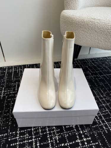 代购级 By Far矮靴 24Ss 秋冬季新款 经典百搭的靴子 来自保加利亚的新晋鞋by Far鞋履 最突出而又最统一的特点就是鞋子简约的设计 独特头型设计 非
