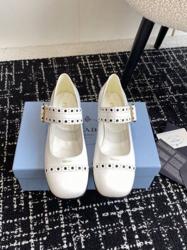 代购级 Prada 普拉达 25Ss早春新款 经典圆头玛丽珍 单鞋 蛮复古暗黑系的一款玛丽珍 颜值和舒适度这块都把我吃的死死的！ 可盐可甜的娃娃头设计 透着满满
