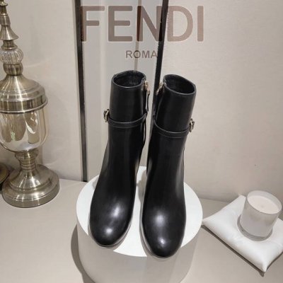Fendi 芬迪 2025 新款新色 ：： 芬 迪 Delfina 皮革高跟短靴 圆头皮革delfina短靴，靴管采用优质皮革。鞋跟饰有镂刻细节和金色金属ff图