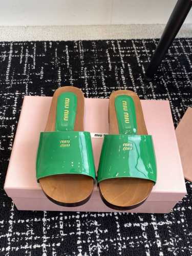 代购级 含一双的袜子2025春夏时装周miu Miu钱币乐福鞋谬谬新出的木板拖鞋真的让人一整个心都融化鞋型整体都狠秀气不笨重、圆头拖鞋凉鞋鞋面：进口漆皮 进口麂