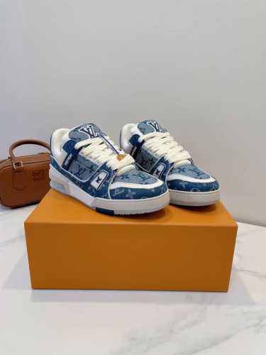 Lv Trainer Sneaker 一如继往的给足安全感，实物比图片更好看更精致！梦中情鞋击败～99% 多巴胺百搭，糖果色系真的好甜 元气度满满的 奢华品质，
