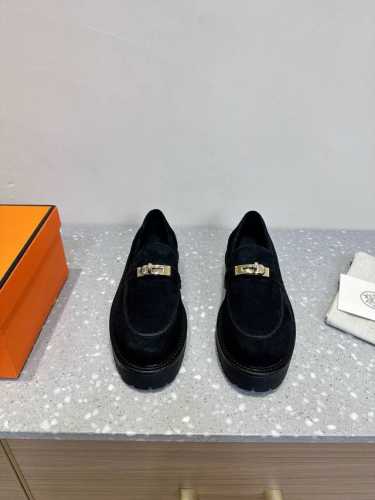 Hermes 爱马仕 25ss新款 厚底kelly扣 乐福鞋鞋型很好看，见到到极致的造型，搭配kelly的点缀，高级感十足！面料：原版进口高丝光牛反绒 牛皮内里