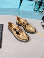 380 Prada 普拉达 2025年早春新配色，这款复古风乐福鞋选用亮面皮革打造，饰以标志性的涂珐琅三角形徽标，一惯用于精美鞋履的复古亮面皮革经Prada系列