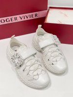 顶级版本 Roger Vivi** ｜24Ss钻扣运动鞋 Rv新款trkking主打一个潮流与前卫！舒适度也很绝！到货就是卖爆的款式！ 凉鞋+运动鞋=舒适+好看
