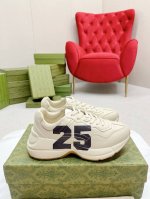 出厂： Gucci 古驰 经典休闲男女运动鞋 增高厚底老爹鞋 情侣款 此款老爹鞋在今年仍然还是很受欢迎。对于爱美的人来说，鞋柜里不仅应该有一双白色的鞋子，还应该