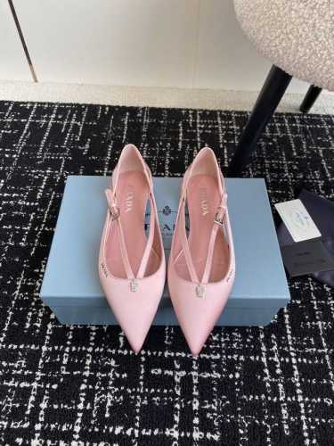 代购级 Prada 25Ss 早春新款绝美尖头跟鞋 时尚界久违的极简之美 经典时尚配色 毫不费力的优雅风来袭 时髦 精致 绝美 包头尖头 开边珠外穿时尚气质简约