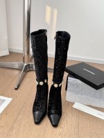 长靴 短靴 Chanel 24B秋冬新款靴！ 这双最新款的靴子太好看啦 最上面筒靴旁边的小logo给整体增加了小细节～ 国内还没上新 先买先穿啦 鞋面全牛皮 内