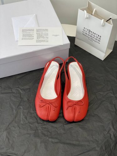 高定品质！Maison Margiela MM6分趾鞋 Tabi 意产植鞣羊皮！对小个子的女生来说，实在是太友好了！时尚又不失时髦，日常通勤穿也不会累脚。欢迎对