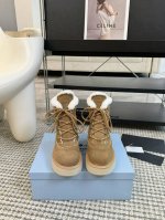 Prada普拉达 24Ss 厚底 休闲 羊毛短靴 这款运动鞋延续经久不衰的轮廓，是新款经典单品 采用麂皮 精心制作， 提升格调 款式轻盈，搭配三角扣标志加5Cm