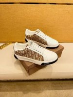 工厂价 Dior 迪奥最 2024新款精心打造，引爆全场！不断创新的国际品牌 此款男士四季高帮休闲鞋，原版版本，鞋面采用牛皮面料 ，皮垫脚真爆超轻防滑大底，透气
