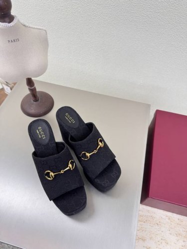 外贸 松糕底 老花Logo 拖鞋 gucci 2025 黑色老花 390 走鞋款秀 古驰 时尚的品牌Logo持加，具有超辨高识度各品大争牌恐先推后出超系跟高列G