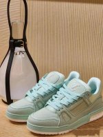 2054新款新品上市 Louis Vuitton 新款 Trainer新款 充满未来感的运动鞋以弹力十足的拱形外底搭配醒目的大尺寸鞋舌logo与低帮构造，突显细