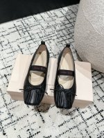 Simone Rocha 24款玛丽珍芭蕾舞鞋 超级仙女范的芭蕾舞鞋，鞋子蛮有看点，手工折叠扇子鞋面 搭配蝴蝶结 ！颜值超高、个性又时尚、放在鞋柜里都会很开心呀