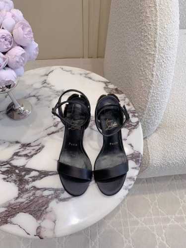 出厂价 Christian Loubouti* 新款红底高跟凉鞋 花朵鞋跟设计非常有特点 流畅的曲线勾勒曼妙风情 尽显性感风姿 万年经典款 鞋面牛皮 真丝 内里