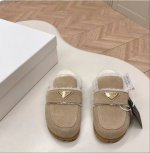 顶级版本出 最新系列！Prada 普拉达 秋冬季新款毛拖鞋 三角扣面包包头半拖鞋 最新走秀系列 经典升级 舒适度与时髦度并存 每个颜色搭配都好看，设计搭配不同风
