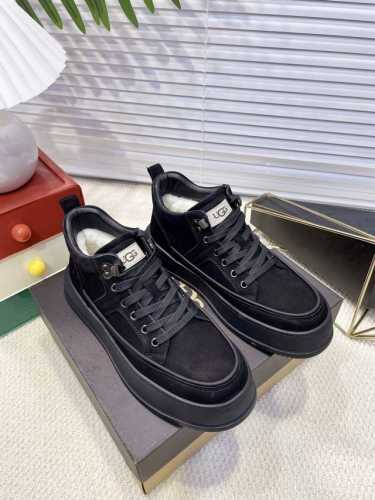 ugg 男鞋 秋冬系列男士系带雪地靴毛毛靴！ 步入寒冬，全新秋冬系列男款系带雪地靴毛毛靴带来非凡的温暖与舒适 伴度暖意萦绕的冬日时光。 经典的系带穿脱式设计，便