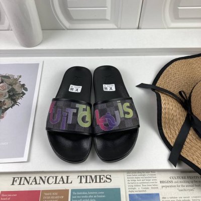 工厂价 LOUIS VUITON 路易威登情侣拖鞋，原版1.1订做，专柜经典款。鞋身高温附带logo，大底专柜附带logo ，任何细节都不错过 这款拖鞋专柜特别