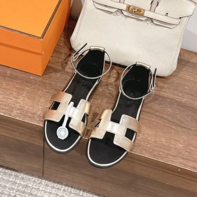 高品质！ Hermes 爱马仕经典Santorini 凉鞋 新设计灵感还是遵循传统经典 H 鞋面，搭配精致踝带、可调节系带，适合日常穿着、打造时尚悠闲风格业内独
