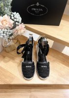 普拉达 prada 2024年早春，这款鱼嘴凉鞋草编鞋配有草编内底。编织圆头坡跟系带凉鞋渔夫鞋，用经柔软的pp草面料，材质重释的版型饰以刺绣刻字徽标，呈现传统与
