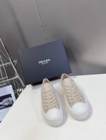 Prada 普拉达 24Ss秋冬厚底球鞋 帆布鞋 科技帆布最新黑科技 相隔几年prada又给我们带来好看的饼干鞋了 时髦精绝对不能错过的必入款 没有任何繁杂装饰