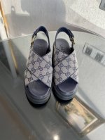 Gucci秋冬新款凉鞋交叉凉鞋，潮人穿搭必備，简约大方，脚感非常舒适，适合各种穿搭，塑就集经典元素与现代精髓于一身的鞋履。这款鞋履搭配结构分明的沟纹鞋底，让这款