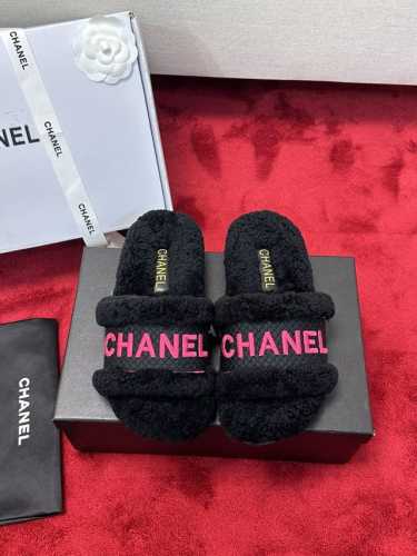 厂价 Chanel 香奈儿 白色刺绣条纹logo加绒毛里一字平底拖鞋秋冬新款羊毛拖鞋 让我重新爱了它一次！这季节美鞋太多这款毛拖真的是让我无法自拔真太可爱了～