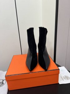 短 长 Hermes 爱马仕经典走秀款短长靴 毋庸置疑是奢侈品中的翘楚 每个单品出来都是非常深入人心虽然款式出的少 但是胜在精 胜在经典 从来不会过时 属于保值