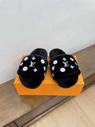 顶级版本l家经典爆款毛毛拖鞋 时髦精必入单品毛茸茸 软糯糯的居家外穿都 舒适百搭 慵懒又时髦！ 鞋面:进口羊羔毛 大底:原版模具橡胶大底 Size：35-39