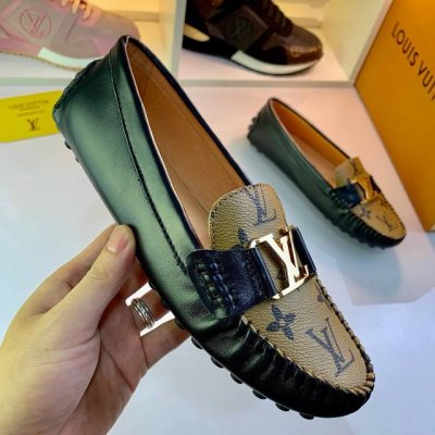 出厂价 Louis Vuitton这款arizona便鞋采用monogram Eclipse帆布，其手工漆绘染边及手工缝制鞋面充分展现了路易威登的传统制鞋工艺。