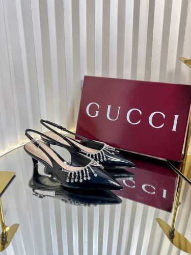 Gucci 25Ss早春新款 G家钻链条高跟鞋 垂直钻链造型配件为一系列女士鞋款注入摩登新韵。这款后系带高跟凉鞋以闪亮漆皮材质匠心打造，鞋面缀饰亮眼的钻链 后带