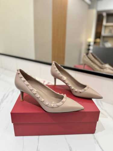 出厂价Pp： Valentino 华伦天奴铆钉 Vt经典单鞋，顶级复刻！侧身弧线完美，原版开模定制不生锈铆钉 特别有质感的五金衬托出满满的高级感，带给您正品级的