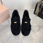 出厂价 Miumiu 毛鞋 Miumiu缪缪 最新款 平底毛毛豆豆鞋 走秀新款复古时尚 简约高级 随意搭配 上脚非常舒适，超级重工 鞋面原版牛反绒 内里羊毛 原