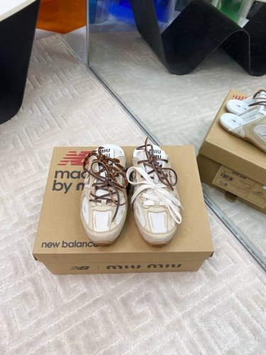 出厂390 Miu Mi* New Balance 联名走秀款半拖随着530运动鞋的大火，迎接夏日的最新款，来自美拉德的快乐鞋极简复古文艺的风格都能搭，搭各式的