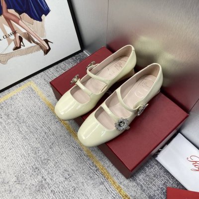出厂价 顶级版本 Rv Tres Mini Babies双钻玛丽珍 富家千金的梦中情鞋无疑 上脚就贵里贵气的好吸睛两个高度可供选择，搭扣有松紧不挑脚 精致女孩们