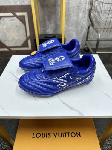 2025年新款LV情侣同款球鞋，穿上就是时髦精 这款 Footprint Soccer 运动鞋于2025春夏系列时装展中亮相，是Pharrell William