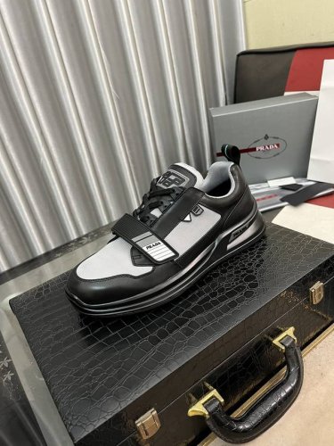 出厂价： Prada 普拉达新款男士厚底休闲运动鞋，运动鞋低帮系带款 款式时尚大方 头层牛皮拼接透气网面打造 柔软舒适透气 鞋舌字母logo标 细节精工细作 轻