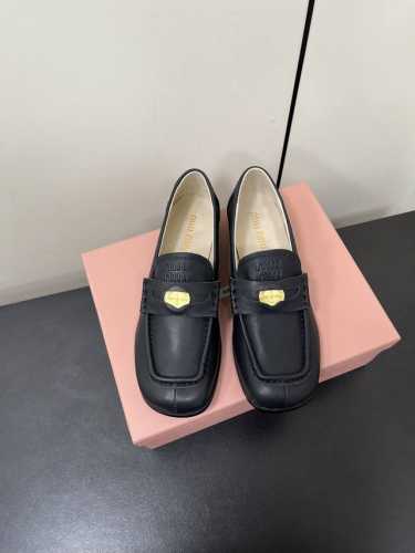 p400Miumiu缪缪25春夏走秀新品招财钱币复古中性乐福鞋小皮鞋 经典不过时！ 越看越上头的乐福鞋，配上袜子也是妥妥的学院风，非常的高级，皮质也是非常软，而