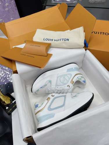 女 男 Lv Neo Run Away 运动鞋 Neo Run Away运动鞋以双色牛皮革升级品牌经典run Away 运动鞋，借利落线条续写跑鞋灵感。楔形外底