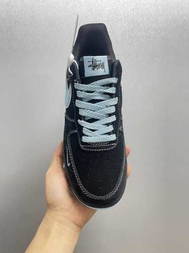 现货 联名定制海外版本 Air Force 于1982年推出，由nike公司的传奇设计师bruce Kilgore设计，他摒弃了老1日的帆布鞋风格，突破性的使用