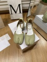 出厂价 MaisonMargiela｜MM6马吉拉复古分趾中空凉鞋刻着“时髦”两字的猪蹄分趾鞋这次在原来的基础上又做了升级分趾开衩位置真的是考究工艺的细节点花费