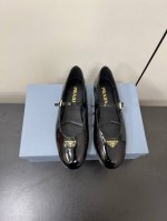 漆皮面 Prada 25Ss 普拉达秋冬新品 实力来袭 玛丽珍单鞋 芭蕾舞鞋 超级爆系列爆品，各大网红明星乔欣，程潇，同款圆头三角扣 玛丽珍单鞋 ！ 时髦百搭N