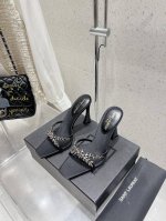 出厂 Saint Lauren* 圣罗兰24 小方头半拖 成为 Ysl的女人怎么离得开一双好穿的 我经典设计，时尚传承 Ysl的设计师们将经典与现代完美融合，打