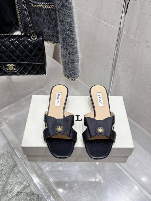 顶级版本 Bally 2025春夏新款时尚织带蝴蝶结扣饰粗跟平底拖鞋凉鞋单鞋系列 款式新颖别致，采用方形头型设计 配以最新Bally 字母扣搭设计突出品牌标识，