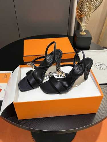 将经典延续 Hermes 爱马仕经典h高跟凉鞋系列 时尚经典又百搭 超级舒服 历时半年拆卸原版开发 匠心精神 每个细节都做到极致 设计简约流畅 打造时尚经典柔美