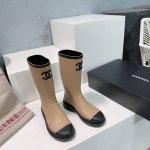 高品质出厂 ！顶级品质chanel香奈儿24Ss秋冬新款小香雨靴长靴！简直太抢手了，官网抢飞起来了 时尚果真是个圈～～兜兜转转又回来了，小时候我们打死都不穿的雨