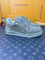 Loui* Vuitto* 顶级版本 情侣款本款 LV Trainer 运动鞋再现设计师 Virgil Abloh 自篮球鞋中挖掘的时尚潜力。粒面牛皮革构筑繁复