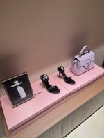 Miumiu 24Ss秋冬新款简约时尚凉鞋这款不挑脚型驾驭的同时，越看越有味道 上脚也会更显优雅气质更衬比例，实穿性和搭配率都蛮高鞋面：原版软漆皮内里垫脚：羊皮