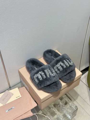 Miumiu经典秋冬厚底水钻毛毛拖鞋 这季节美鞋太多这款毛拖 真的是让我无法自拔真太可爱了～ 毛茸茸的羊毛是选用欧洲进口a级羊毛 我们做到与原版一致满鞋 全部采