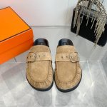出厂P340。25爱马仕Hermes/Sss全真皮羊毛半包拖鞋 官网、小红书同步最新配色爱马仕爆款火热上线，诚心诚意做工升级版，高品质！ 时尚潮流最新款泰迪羊毛