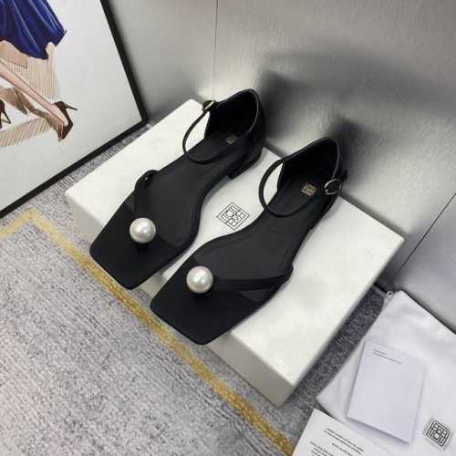 出厂价 Toteme 新款凉拖鞋，极简风还得是toteme 简约却丝毫不平庸，百搭单品，谁穿谁好看对版压纹小牛皮，羊皮内里， 意大利进口注塑真皮大底 跟高：5C